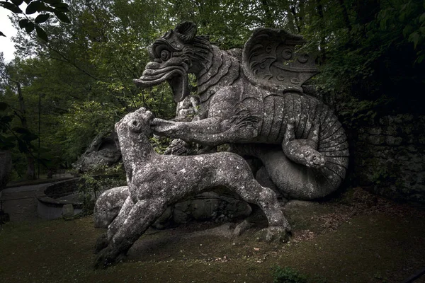 Grande Estátua Dragão Mordido Por Leão Famoso Jardins Bomarzo Viterbo — Fotografia de Stock