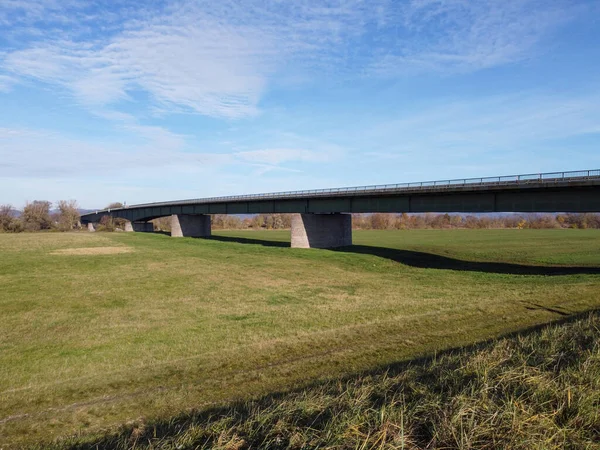 Een Prachtig Shot Van Een Lange Stenige Brug Van Spoorweg — Stockfoto