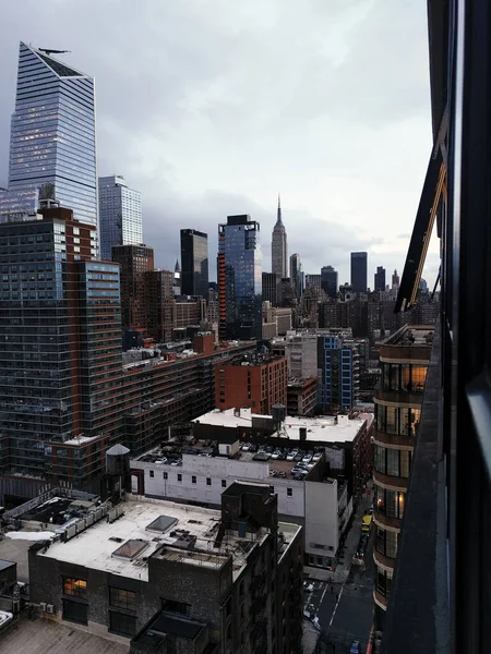 Vertikal Bild Skyskrapor Och Färgglada Byggnader Utanför Fönstret — Stockfoto