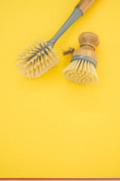 Großaufnahme Eines Sets Hölzerner Spülbürsten Auf Gelber Oberfläche Raum Für — Stockfoto