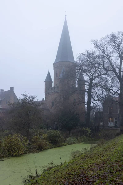 歴史的な中世都市の入り口の塔の庭園Zutpen オランダ 強い霧と都市の壁の外から見られる — ストック写真