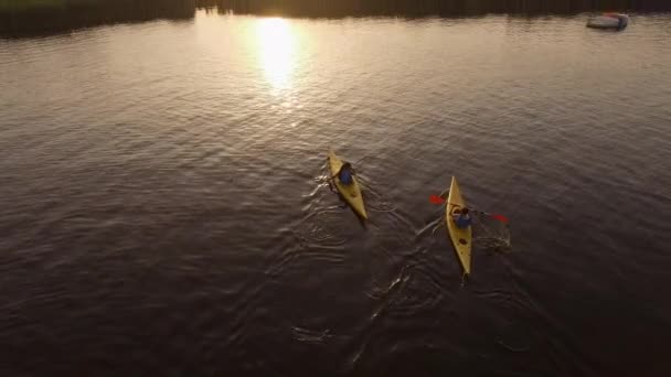 Pojke Och Flicka Kajak Paddlar Fram Långsamt Filmisk Drönare Skott — Stockvideo