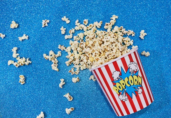 Eine Flache Lage Eines Großen Pappbechers Gefüllt Mit Popcorn Auf — Stockfoto