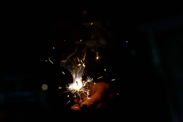 Een Vuurwerk Met Één Hand Concept Vieren — Stockfoto