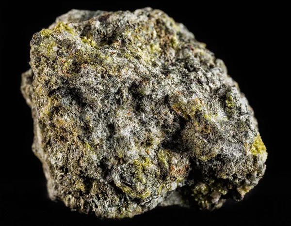 Mineral Hedenbergita Aislado Sobre Fondo Negro — Foto de Stock