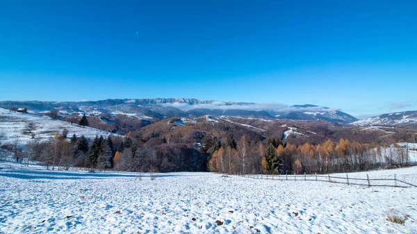 Eine Wunderschöne Landschaft Eines Tals Mit Bergen Die Winter Mit — Stockfoto