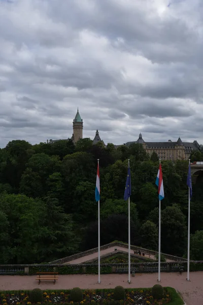 ルクセンブルクの2つの旗とルクセンブルク公園の欧州連合 の2つの旗の垂直ショット — ストック写真