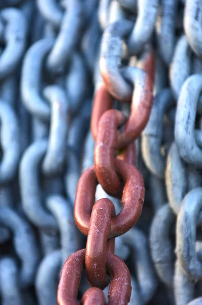 Vertical Shot Painted Metallic Chain — Stock Photo, Image