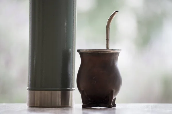 Tiro Enfoque Selectivo Termo Con Taza Mate Calabaza Con Paja —  Fotos de Stock