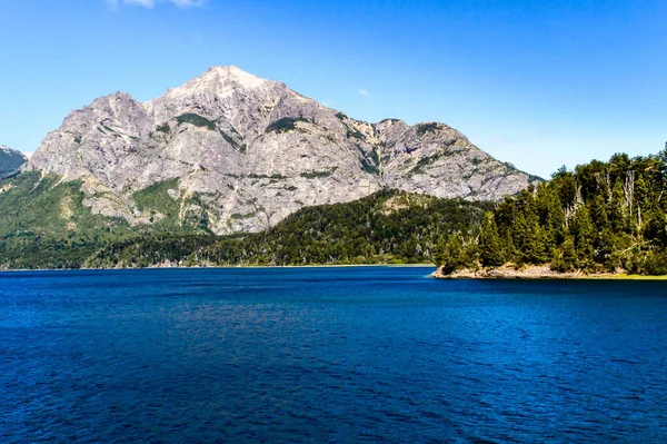 Arkasında Orman Tepe Olan Güzel Bir Deniz Manzarası — Stok fotoğraf