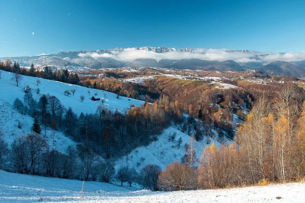 Hermoso Paisaje Valle Con Las Montañas Cubiertas Bosques Nevados Invierno —  Fotos de Stock