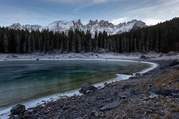 Hermoso Paisaje Del Lago Carezza Con Monte Latemar Provincia Bolzano —  Fotos de Stock