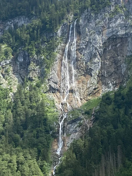 Plan Vertical Des Beaux Paysages Des Cascades Montagne — Photo