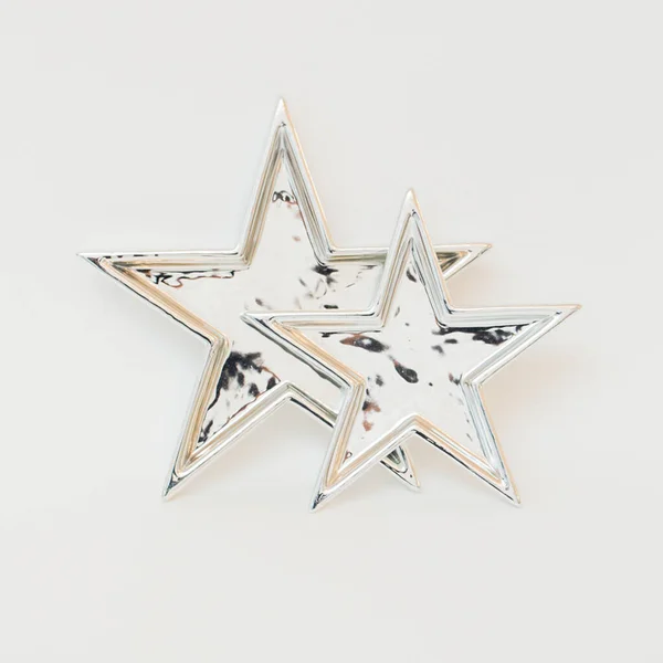 Uma Vista Superior Pequenos Ornamentos Forma Estrela Prata Isolados Fundo — Fotografia de Stock