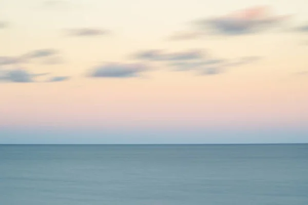Lurred Mar Com Nuvens Movimento Céu Rosa — Fotografia de Stock