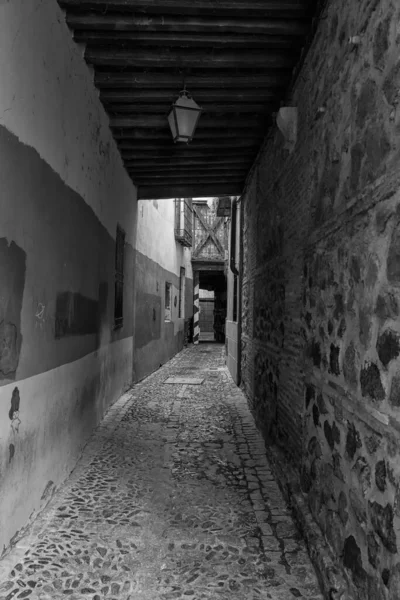 Eine Vertikale Graustufenaufnahme Einer Engen Gasse Der Altstadt Von Toledo — Stockfoto