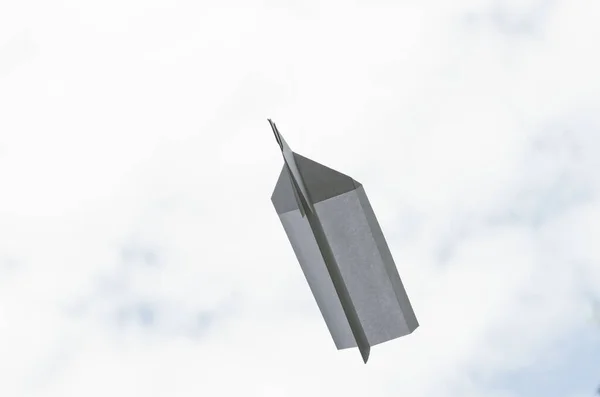 Низький Кут Пострілу Паперового Літака Затискачем Небі — стокове фото