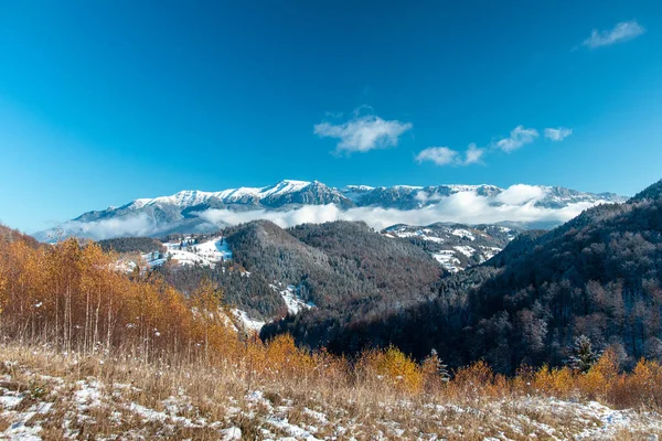 Eine Wunderschöne Landschaft Eines Tals Mit Bergen Die Winter Mit — Stockfoto