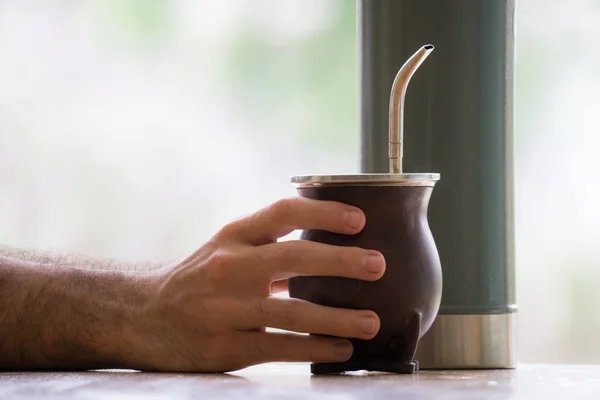 Una Messa Fuoco Selettiva Una Mano Che Tiene Una Tazza — Foto Stock