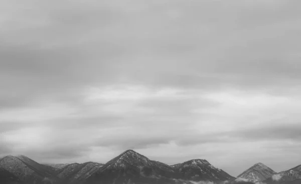 曇り空の下で雪の山の空中ショット — ストック写真