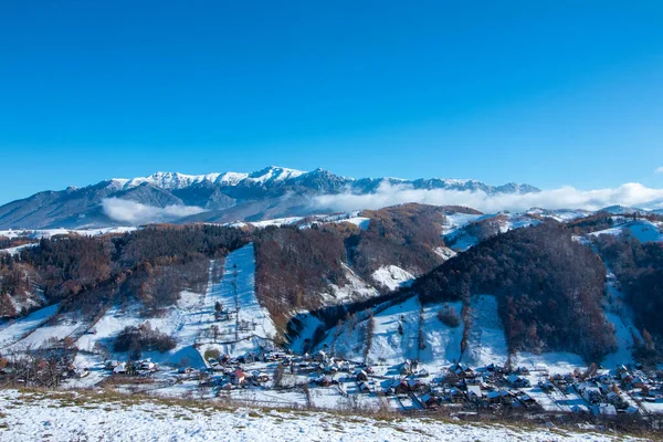 Hermoso Paisaje Valle Con Las Montañas Cubiertas Bosques Nevados Invierno — Foto de Stock