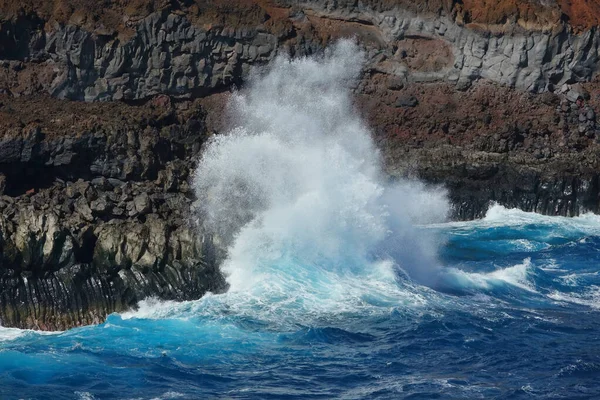 Een Close Shot Van Golven Tegen Klif Aan Kust — Stockfoto