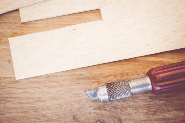 Eine Nahaufnahme Von Balsaholzblech Und Schneidmesser Auf Einem Holz Hintergrund — Stockfoto