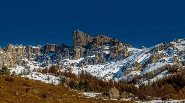 Een Prachtig Uitzicht Een Beboste Berg Bedekt Met Milde Sneeuw — Stockfoto