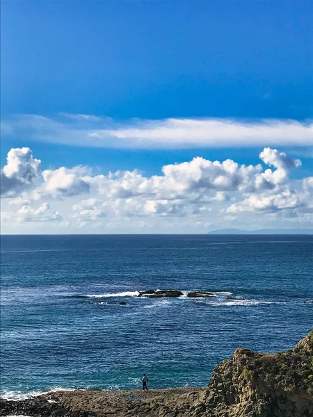 Ein Vertikaler Schuss Der Meereswellen Gegen Die Felsige Küste — Stockfoto
