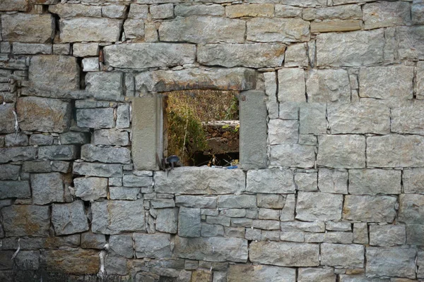 Vieux Mur Pierre Avec Une Petite Fenêtre Milieu — Photo