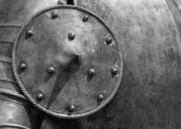 グレースケールの中世の鎧の詳細のクローズアップショット — ストック写真