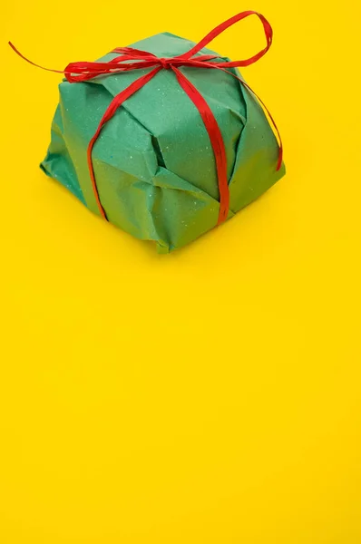 Colpo Verticale Scatola Regalo Verde Isolato Sfondo Giallo — Foto Stock