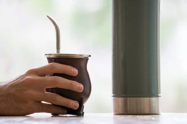 Enfoque Selectivo Una Mano Sosteniendo Una Taza Mate Calabaza Con — Foto de Stock