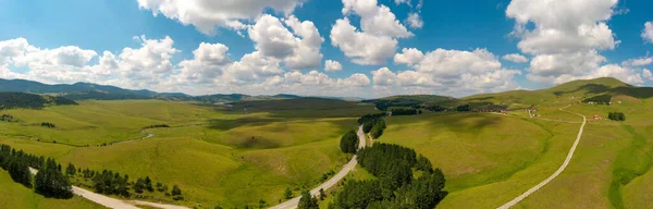 Panoramiczny Krajobraz Łąki Wzgórzach Cienką Drogą Pod Jasnym Zachmurzonym Niebem — Zdjęcie stockowe