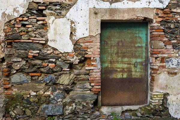 Primo Piano Una Porta Arrugginita Vecchio Muro Rotto — Foto Stock