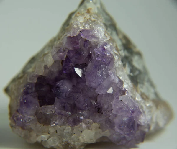 一个美丽的紫水晶岩石的特写镜头 — 图库照片