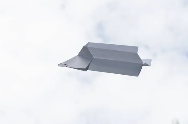用回形针对着天空的纸飞机的特写镜头 — 图库照片