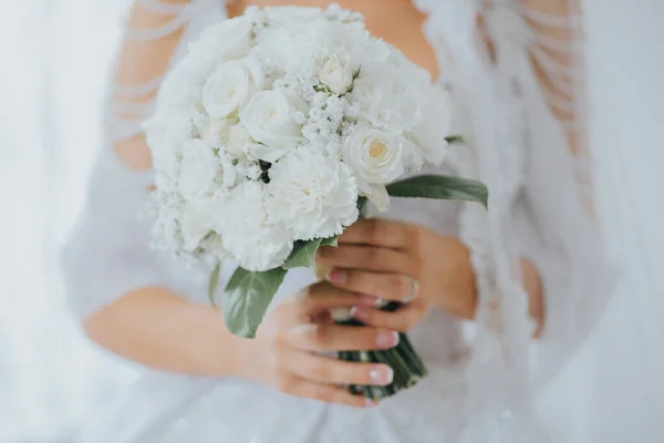 Een Closeup Shot Van Een Bruiloft Witte Bloemen Ruiker Handen — Stockfoto