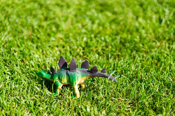 Strzał Dinozaura Zabawka Zielonej Trawie Chudym — Zdjęcie stockowe