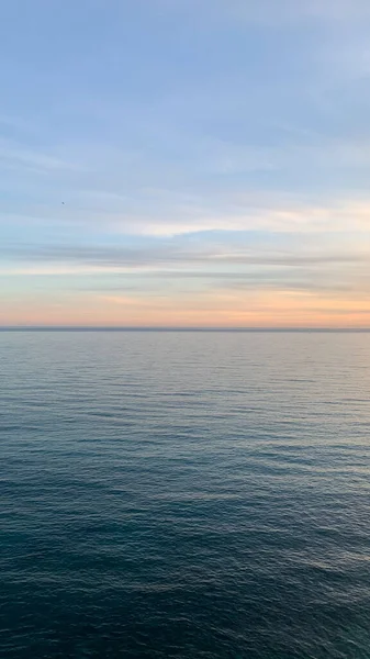 Een Verticaal Shot Van Prachtige Rustige Oceaan Onder Kleurrijke Lucht — Stockfoto