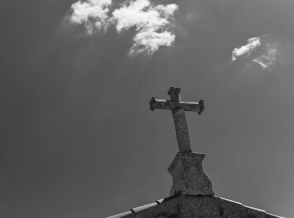 Tiro Tons Cinza Uma Cruz Pedra Velha Telhado Uma Igreja — Fotografia de Stock