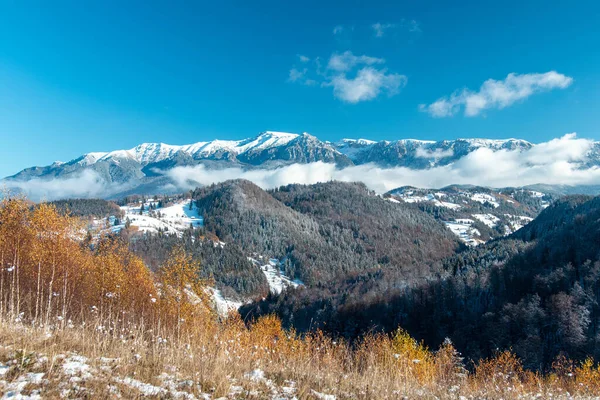 Eine Wunderschöne Landschaft Eines Tals Mit Bergen Die Winter Mit — Stockfoto