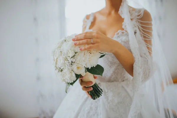 Крупный План Свадьбы Букет Белых Цветов Руках Невесты Красивое Платье — стоковое фото