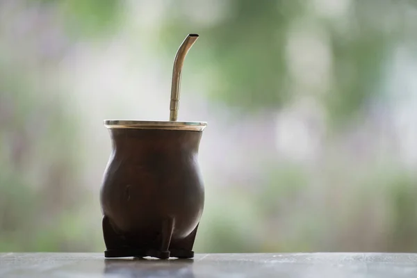 Colpo Fuoco Selettivo Una Tazza Calabash Mate Con Infusione Cannuccia — Foto Stock