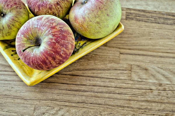 Closeup Shot Fresh Ripe Apples Tray Wooden Surface — Stock Photo, Image