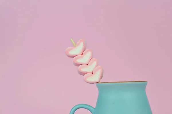 Une Tasse Céramique Bleue Avec Chocolat Chaud Guimauves Sur Bâton — Photo