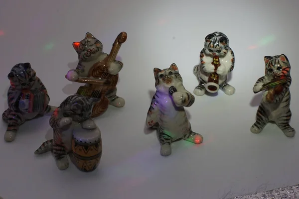 Farklı Enstrümanlar Çalan Sevimli Seramik Kedi Heykelcikleri — Stok fotoğraf