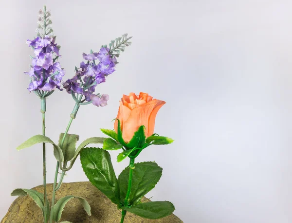 Primer Plano Rosa Rosa Artificial Flor Púrpura Jarrón Aislado Sobre — Foto de Stock