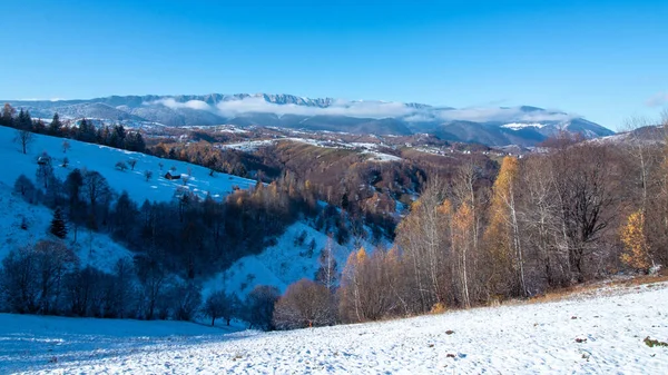 Uma Bela Paisagem Vale Com Montanhas Cobertas Florestas Nevadas Inverno — Fotografia de Stock