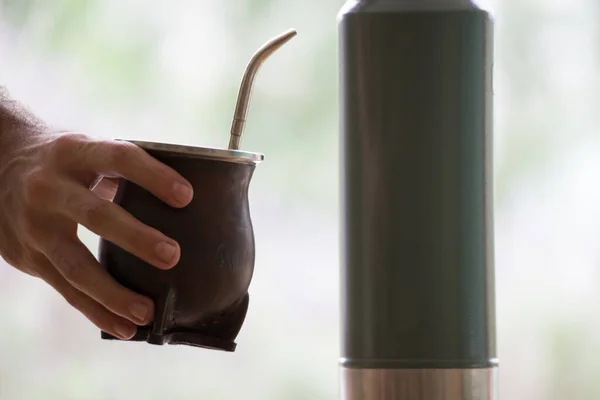藁でカラバッシュメイトカップを保持する手の選択的フォーカスショット Yerba Mate Tea Inpution — ストック写真
